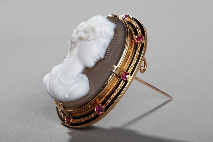 Important cameo mounted on a brooch | MasterArt